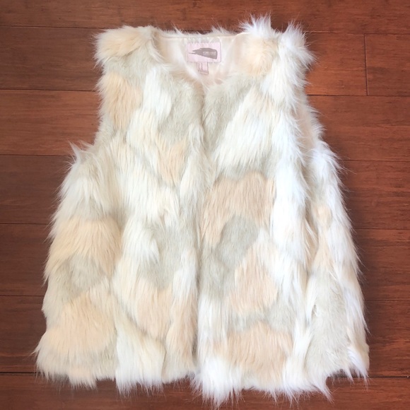 Forever 21 Jackets & Blazers - Forever 21 Contemporary ✨ Faux Fur Vest